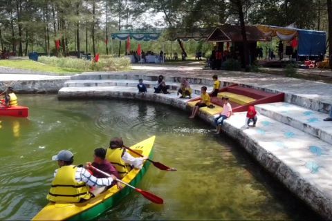 Menikmati wahana wisata air kano di Pantai Cemara