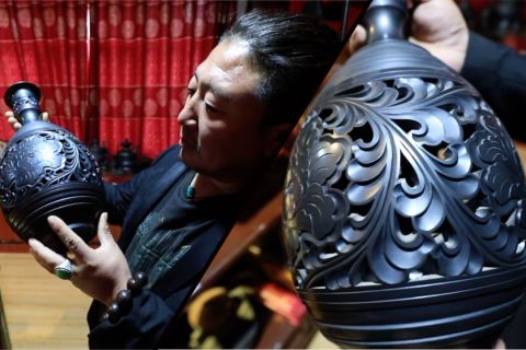 Merawat kelestarian kerajinan tembikar hitam di China barat laut