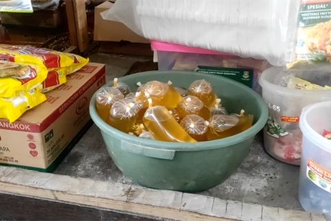 Minyak goreng curah di Pasar Blok F Cilegon jadi incaran