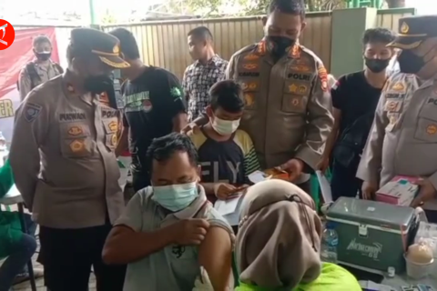 Polrestro Tangkot sasar warga di sekitar bandara untuk divaksinasi