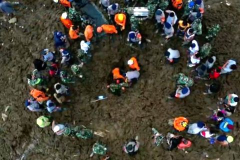 Polisi akan tambah anjing pelacak cari korban tertimbun longsor