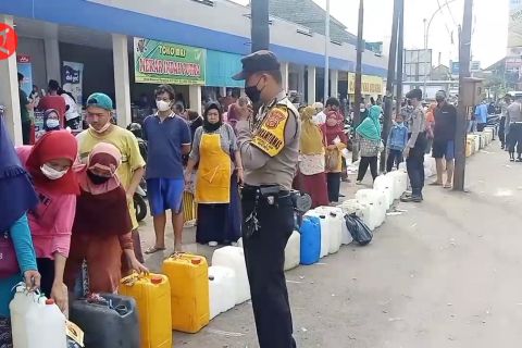 Suasana saat Kapolda Jabar pantau distribusi minyak goreng curah