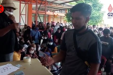 Ribuan warga Kendari terima bantuan sosial