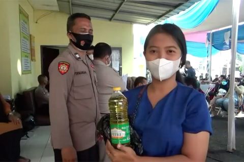 Polres Cimahi gelar vaksinasi berhadiah minyak goreng