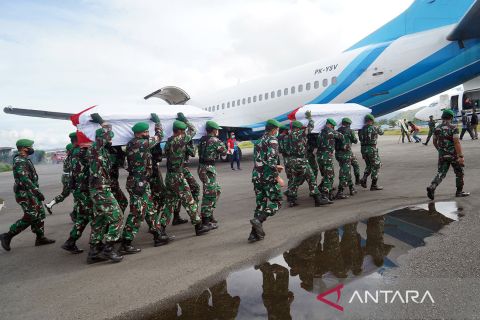 Evakuasi jenazah prajurit TNI korban penembakan OTK di Yalimo