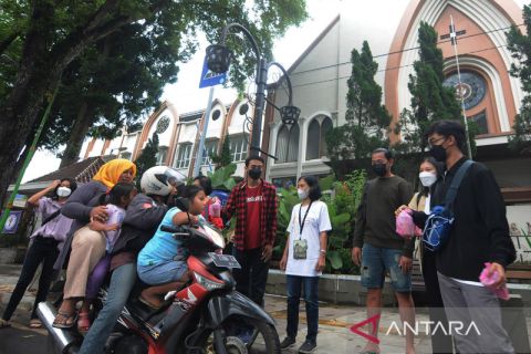 Umat Katolik Salatiga bagikan takjil
