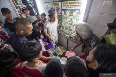 Tradisi Bubur Sop Masjid Suro