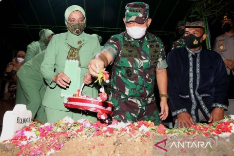 Kasad berziarah ke makam Sertu Eka Andriyanto Hasugian