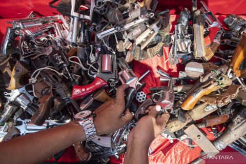 Polda Sumatera Selatan Musnahkan Ratusan Senjata Api Rakitan