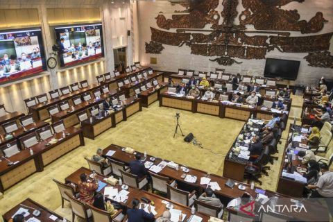 Persaingan perebutan kursi Ketua Dewan Komisioner OJK memasuki tahap akhir di DPR