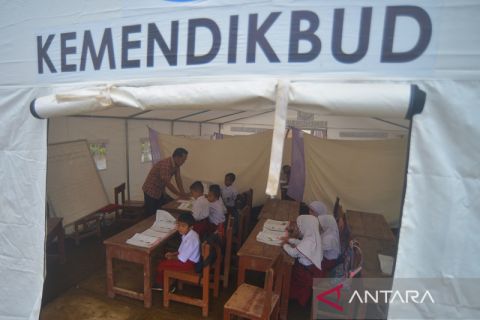 KBM di sekolah darurat Pasaman Barat