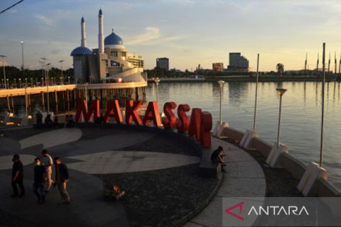 Ngabuburit di Anjungan Pantai Losari Makassar