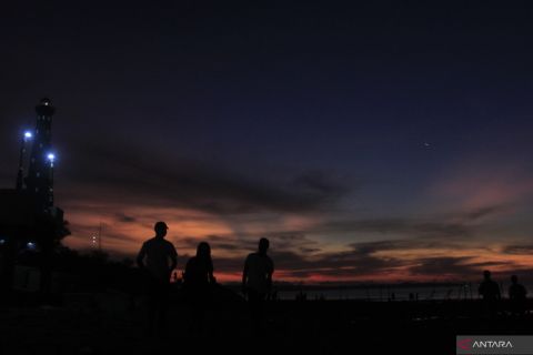 NGABUBURIT DI PESISIR PANTAI LLBK KUPANG