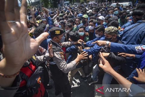 Aksi mahasiswa NTB menggugat