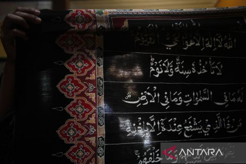 Produksi kain batik bermotif ayat suci Al Quran