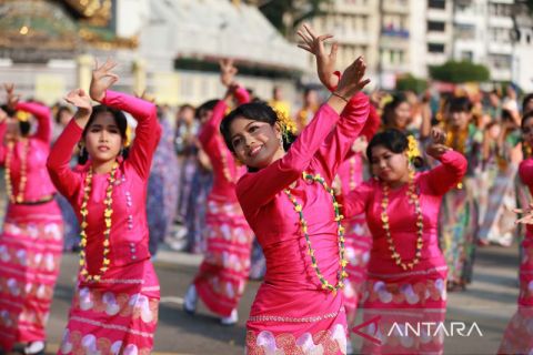 Semarak festival air di Yangon