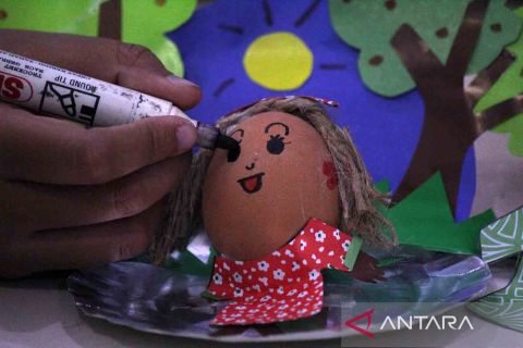 Keseruan menghias telur Paskah