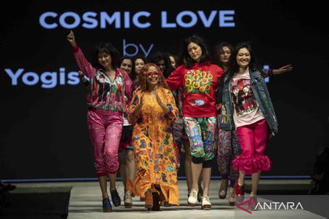 Busana Cosmic Love karya Yogiswari Pradjanti di IFW 2022