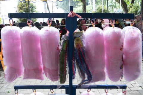 Antrean Penyaluran BLT Minyak Goreng di Kantor Pos Merdeka