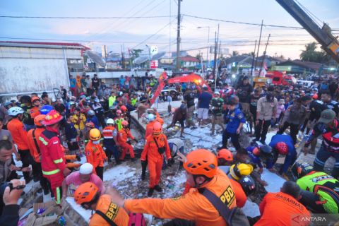 Gedung retail modern runtuh timpa 17 warga di Kalsel