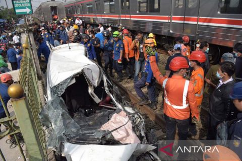 KRL tabrak mobil di perlintasan sebidang Ratujaya Depok