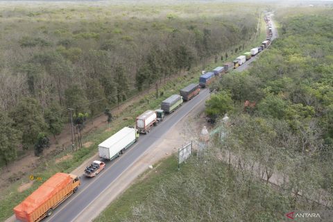 Kemacetan di Jalan Lintas Timur Palembang - Jambi