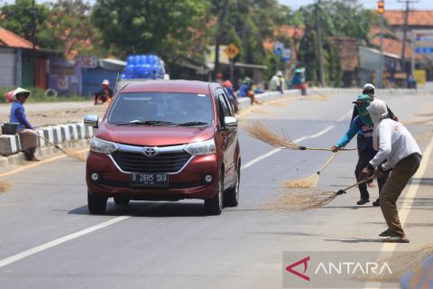 Pencari sedekah di jalur mudik pantura Indramayu