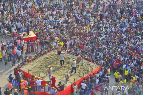 Aksi gulat tradisional Bangladesh "Boli Khela"