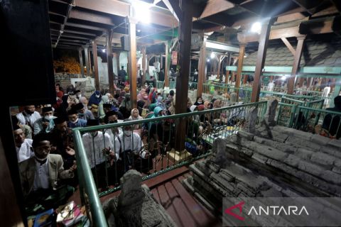 Tradisi malam selawe di Makam Sunan Giri