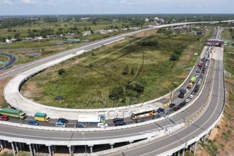 Antrean Kendaraan Di Gerbang Tol Kramasan Sumatera Selatan