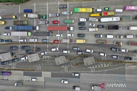 Antrean kendaraan melintasi gerbang tol Cikupa menuju Pelabuhan Merak