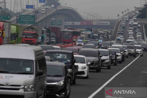 Kendaraan pemudik memadati tol Jakarta-Cikampek