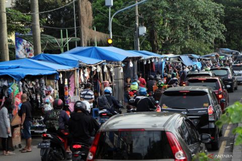Pedagang musiman pinggir jalan jelang Lebaran