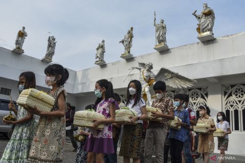 Bagikan ketupat Lebaran antar umat beragama