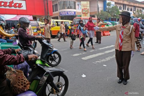 Pramuka bantu mengatur lalu lintas