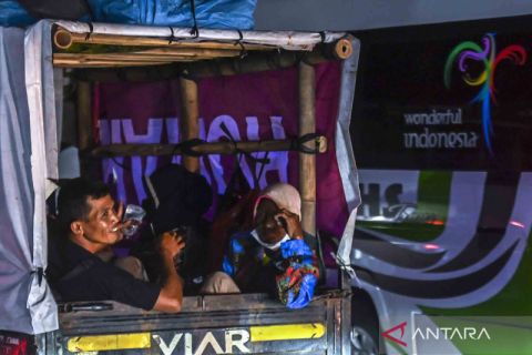 Meski sudah dilarang, ada pemudik nekat pulang kampung pakai mobil bak terbuka