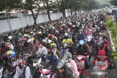 Pemudik bersepeda motor memadati Pelabuhan Merak di Banten