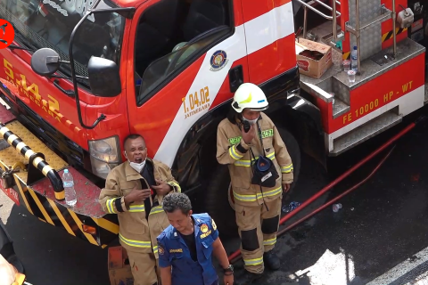 8 jam damkar berjibaku padamkan si jago merah di Pasar Gembrong