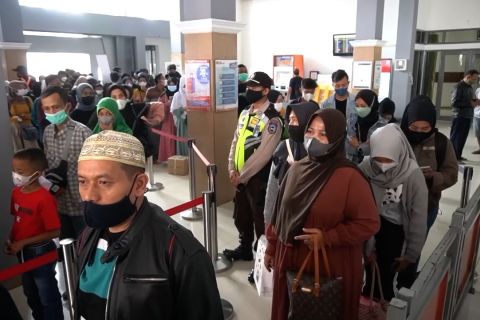 Puncak arus mudik, ribuan penumpang padati Stasiun Kiaracondong