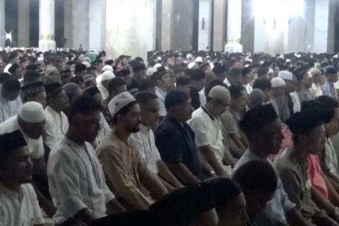 Suasana shalat tarawih di masjid kebanggaan warga Lhokseumawe