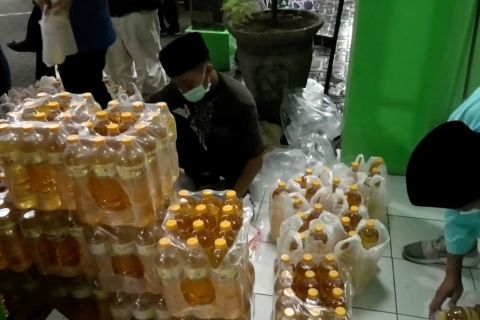 Baznas Malang gelontorkan 5000 liter minyak goreng murah