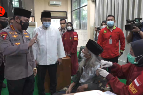 Kapolri tinjau vaksinasi satu juta booster di Kantor PBNU