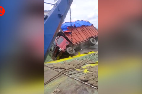 Polisi upayakan tarik truk sembako dari dasar laut di Meulaboh