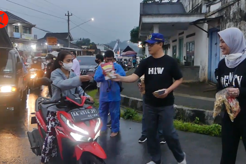 Promosi produk UMKM Temanggung sambil bagikan takjil gratis