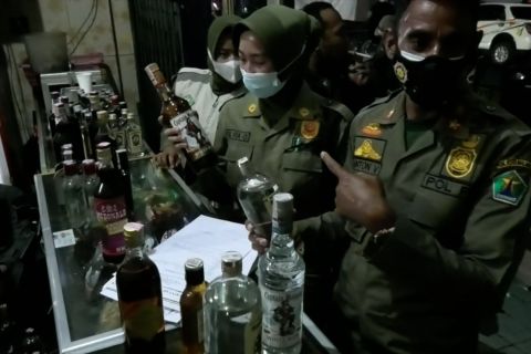 Diduga pakai pita cukai palsu, bea cukai sita ratusan botol miras