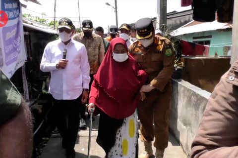 Menko PMK pastikan 90% warga Belawan terima bansos