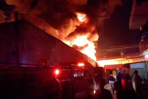 Pabrik tikar dan plastik di Medan ludes terbakar