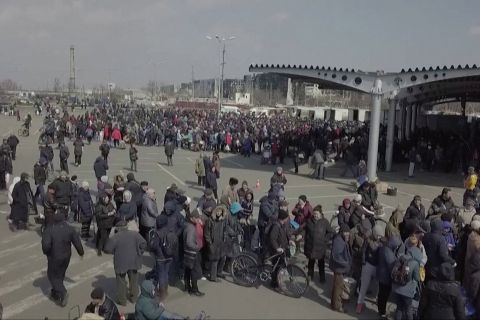 Ribuan orang mengantre bantuan kemanusiaan di Mariupol