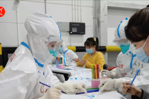 Saling semangati, nakes dan pasien di RS darurat Shanghai buat gambar