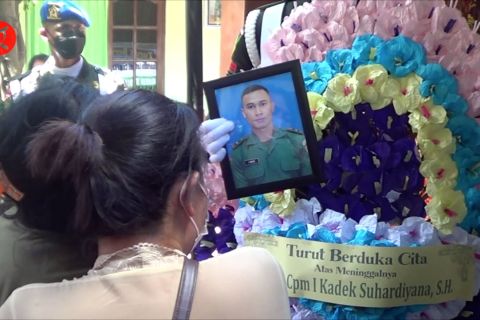 Suasana haru saat upacara militer penyerahan jenazah Letda Kadek